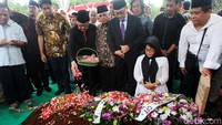 Sejumlah tokoh hadir dalam pemakaman tersebut.