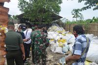 Aparat gabungan sidak gudang barang rongsok di Cirebon.