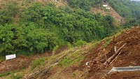 Fungsi kedua bendungan ini adalah menahan aliran permukaan yang berasal dari daerah hulu Gunung Gede dan Gunung Pangrango yang kemudian mengalir ke Sungai Ciliwung melalui terowongan secara konstan dengan debit rencana Q50. Dengan demikian meskipun terjadi hujan lebat di daerah hulu, debit Sungai Ciliwung yang masuk ke Jakarta dapat ditahan dan dikendalikan. Pool/Kementerian PUPR.