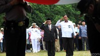 Ketua DPD Oesman Sapta Odang menjadi inspektur upacara pemakaman secara militer ini.