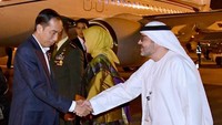 Jokowi berpamitan dengan rombongan yang mengantarkan kepulangannya ke tanah air. (Foto: Biro Pers Setpres)