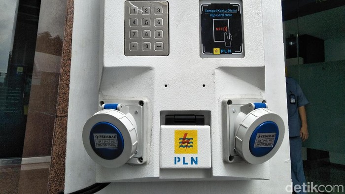 Masih dengan tekad membuat langit Jakarta biru kembali, PLN Distribusi Jakarta Raya (PLN Disjaya) menghimbau agar masyarakat tak takut gunakan kendaraan listrik. Soalnya, mereka akan membuat paling tidak 1500 Stasiun Penyedia Listrik Umum (SPLU) hingga akhir 2018.