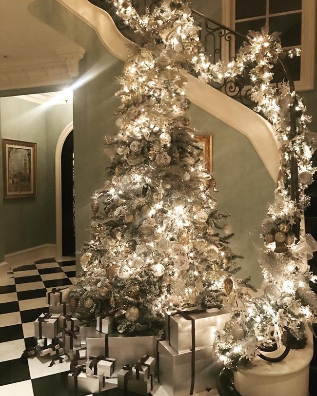 Suasana Natal di rumah Paris Hilton tampak meriah dengan dekorasi pohon Natal seperti ini. Foto: Instagram