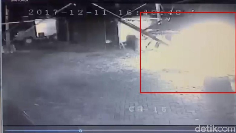 Polisi Selidiki Pengirim Paket Misterius yang Meledak di Surabaya Polisi Selidiki Pengirim Paket Misterius yang Meledak di Surabaya