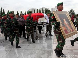 Kenangan Mendagri Naik Haji Paket Hemat dengan AM Fatwa