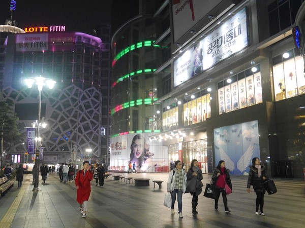 Seperti Singapura, paspor Korea Selatan juga menjadi paspor terkuat di dunia saat ini. Diketahui, paspor Korea Selatan juga memiliki akses Bebas Visa Kunjungan (BVK) dan Visa on Arrival (VoA) ke 162 negara di dunia (Kurnia/detikTravel) Seperti Singapura, paspor Korea Selatan juga menjadi paspor terkuat di dunia saat ini. Diketahui, paspor Korea Selatan juga memiliki akses Bebas Visa Kunjungan (BVK) dan Visa on Arrival (VoA) ke 162 negara di dunia (Kurnia/detikTravel)