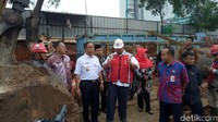 Foto: Gubernur DKI Jakarta Anies Baswedan keliling mengecek proyek proyek light rapid transit (LRT) yang mengakibatkan genangan air di Jalan Letjen MT Haryono, Cawang, Jaktim, pada Kamis 14 Desember 2017 pukul 06.00 WIB. Fotografer: Seysha Desnikia/detikcom