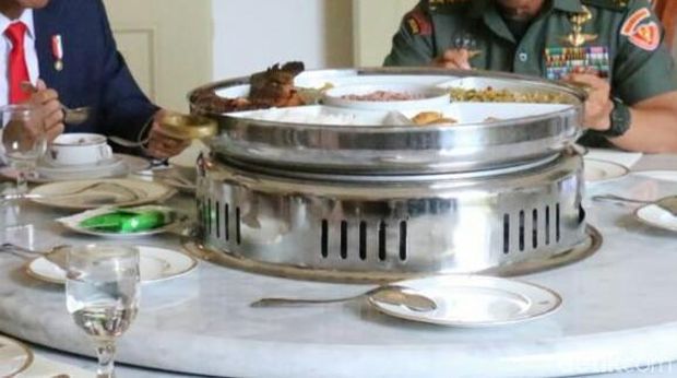 Jokowi Suguhi Nasi Merah dan Putih untuk Panglima, KSAD, dan KSAL