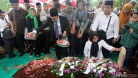 Ketua MPR Zulkifli Hasan menaburkan bunga di atas pusara AM Fatwa.