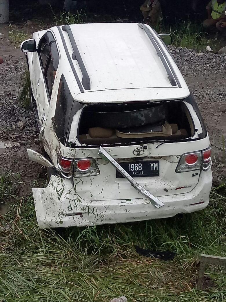 Banting Setir Karena Genangan Air Mobil Terbalik Di Arteri Porong