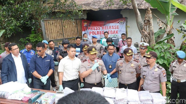 Polda Banten Terus Buru Penyewa Gudang PCC di Lebak Polda Banten Terus Buru Penyewa Gudang PCC di Lebak