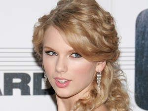 5 Gaya Jadul Taylor Swift yang Kini Sudah Ditinggalkannya