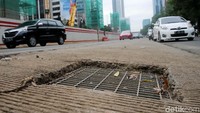 Adhi Karya menyebut, membuat lubang masuk air (water inlet) langsung ke gorong-gorong di bawah jalan di sepanjang Jalan Rasuna Said Kuningan.