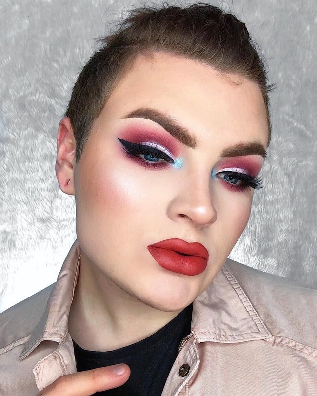 Hal yang paling menarik dari Jack Emory adalah dia belajar makeup secara otodidak dan tidak menerima pelatihan professional di awal kariernya. Kini Zack menjadi salah satu makeup artist populer di Inggris. Followersnya di Instagram mencapai lebih dari 480 ribu. Salah satu ciri khas makeup Jack adalah lipstik dan eyeshadow yang terang seperti warna merah. Foto: Dok. Instagram