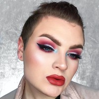 Hal yang paling menarik dari Jack Emory adalah dia belajar makeup secara otodidak dan tidak menerima pelatihan professional di awal kariernya. Kini Zack menjadi salah satu makeup artist populer di Inggris. Followersnya di Instagram mencapai lebih dari 480 ribu. Salah satu ciri khas makeup Jack adalah lipstik dan eyeshadow yang terang seperti warna merah. Foto: Dok. Instagram
