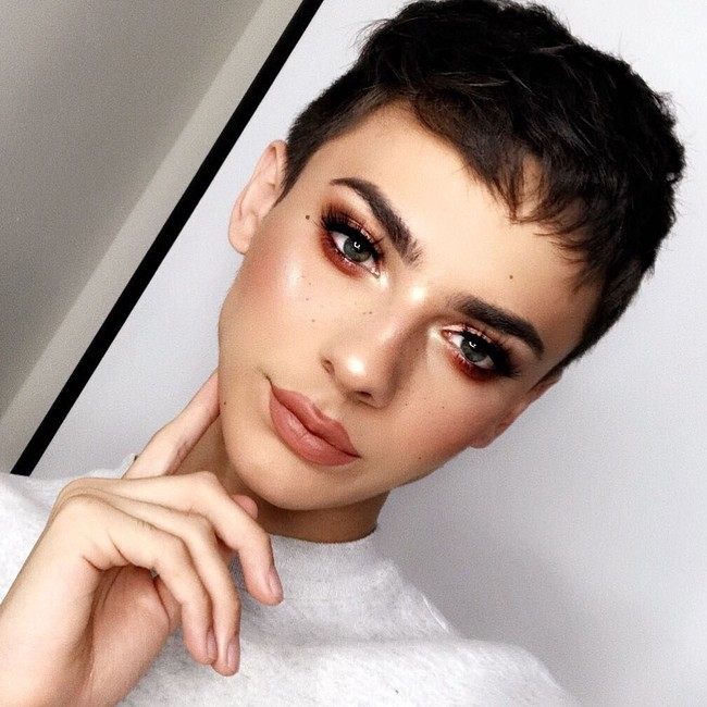 Hal pertama yang terlintas di pikiran ketika melihat hasil makeup Ryan Potter adalah elegan. Menjadi seorang pria di industri kecantikan, ia tetap mampu terlihat sempurna meskipun dengan style yang cukup konservatif. Pemuda 17 tahun ini tidak hanya piawai dalam make up sehari-hari namun juga ahli dalam melukis wajah bertemakan Natal dan Halloween. Foto: Dok. Instagram