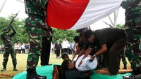 Jenazah AM Fatwa dimasukkan ke liang lahat. Tembakan juga dilepaskan ke udara sebagai tanda penghormatan terakhir bagi almarhum.