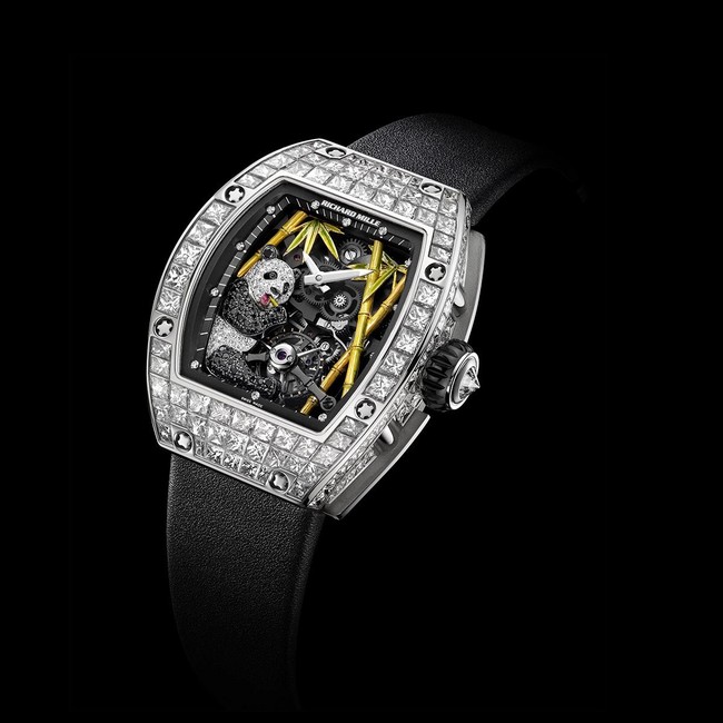 Panda RM 026-1: US$ 1,59 Juta atau Rp 21,6 Miliar. Ini jam pertama Richard Mille yang memiliki karya seni di dalamnya. Gambar panda duduk di hutan bambu dibuat khusus dengan berlian, safir hitam dan emas kuning untuk warna pohonnya. Tampilan dalam jam ini dilengkapi strap dari kulit aligator dan dibuat terbatas, hanya 30 buah saja di dunia. Foto: Dok. Richard Mille