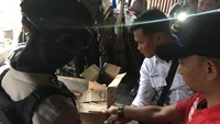 Foto: Barang bukti yang diamankan yakni narkoba jenis sabu, ganja, minuman keras, senjata tajam, bong, pistol, dan kartu remi. Fotografer: Indra Komara/detikcom