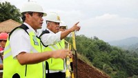 Menurut Menteri Basuki pengendalian banjir di Jakarta tidak bisa dilakukan melalui upaya struktural atau pembangunan fisik saja seperti kegiatan normalisasi sungai dan membangun bendungan, melainkan juga dengan kegiatan non struktural seperti kampanye penyadaran masyarakat, tata ruang, dan pembuatan berbagai sumur resapan di lingkungan rumah masing-masing. Pool/Kementerian PUPR.
