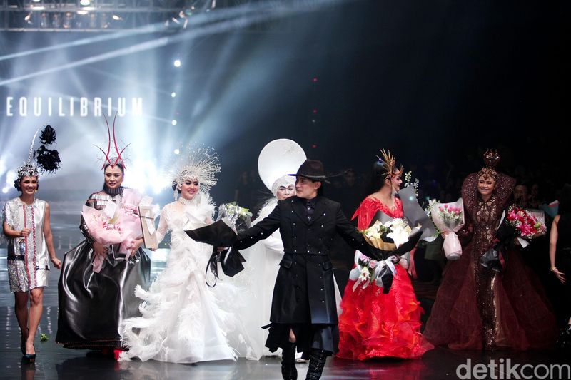 seleb di fashion show rinaldy A yunardi