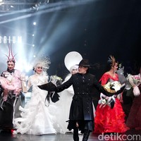 Baru-baru ini, karya desainer aksesori Rinaldy A. Yunardi terpilih untuk mempromosikan film The Greatest Showman yang dibintangi oleh Hugh Jackman, Zendaya, dan Zac Efron. Tak hanya itu saja, karyanya juga sempat menghiasi penampilan Kylie Jenner, Katy Perry, Nicki Minaj, dan Paris Hilton. Pada tahun ini pula, karya Yungyung, begitu sapaan akrabnya, menyebat penghargaan aksesori terbaik versi World of WearableArt (WOW) 2017 di Selandia Baru. Foto: Mohammad Abduh/Wolipop