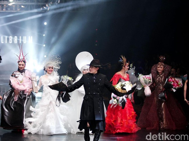 Syahrini bersama sejumlah diva Indonesia menyumbangkan suara merdunya di fashion show Rinaldy yang bertajuk Equilibrium di Ritz Cartlon Pacific Place, Jakarta, Rabu (13/12/2017) malam. (Foto: Mohammad Abduh/Wolipop)