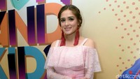 Ia tampak cantik dengan dress pastel yang memperlihatkan bahunya tersebut. Pool/Noel/detikFoto.