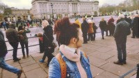 Rina juga berkunjung ke salah satu ikon London, Buckingham Palace. (rinanose16/ Instagram)