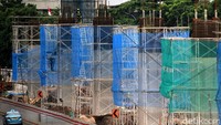 Sejumlah pekerja membangun tiang pancang proyek MRT.