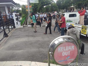 Ada Konser Dukung Petani Kulon Progo di Depan Kantor PT AP I Yogya