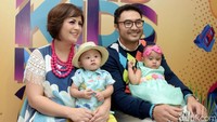 Mereka pun tampak antusias kala bercerita perkembangan si kembar yang telah berusia 1 tahun itu. Pool/Noel/detikFoto.