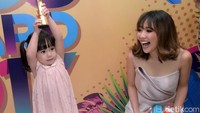 Horee! aksi putri Gading dan Gisel tersebut mengangkat pialanya. Pool/Noel/detikFoto.