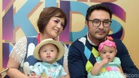 Surya, Cynthia dan dua buah hatinya saat ditemui di kawasan Kebon Jeruk, Jakarta Barat pada Rabu (13/12). Pool/Noel/detikFoto.
