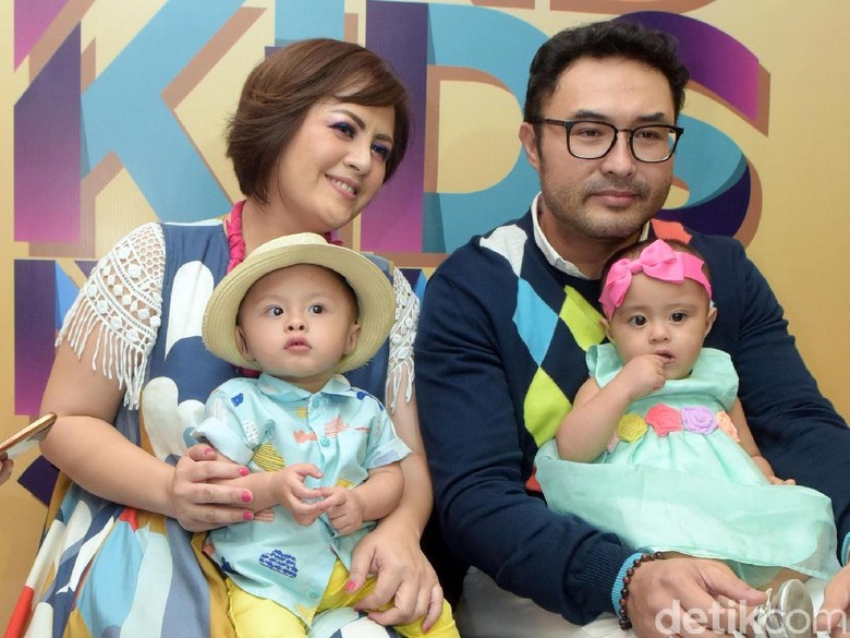 Surya Saputra Tak Masalah Anaknya Pakai Kacamata Sejak Kecil Surya Saputra Tak Masalah Anaknya Pakai Kacamata Sejak Kecil
