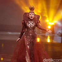 Tidak ketinggalan, fitur berupa kerah tinggi yang menginjeksikan sentuham dramatis.  (Foto: Mohammad Abduh/Wolipop)