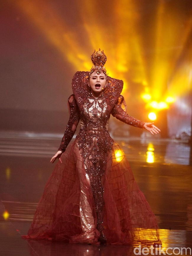 Tidak ketinggalan, fitur berupa kerah tinggi yang menginjeksikan sentuham dramatis.  (Foto: Mohammad Abduh/Wolipop)