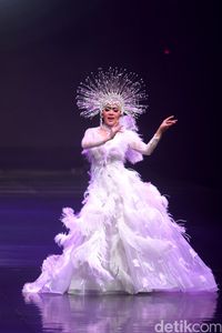 Surprise! Beyonce dan Syahrini Kembaran Pakai Aksesori Rinaldy Yunardi