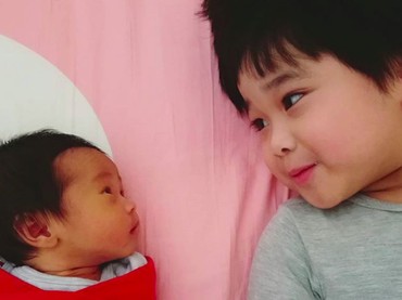 Selebgram Cilik Kirana Sayang Banget Lho Sama Adiknya 