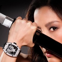 RM 051 Michelle Yeoh RG Phoenix Watch: US$ 900 atau Rp 12,2 Miliar. Jam tangan mewah berikutnya merupakan hasil kolaborasi dengan aktris Michelle Yeoh, yang menggambarkan kecantikan burung phoenix dalam desainnya. Desain jam makin cantik dengan kristal dan safir hingga bagian belakang. Foto: Dok. Richard Mille