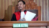 Dalam pertimbangannya, Kusno menyebut, berdasarkan Pasal 82 ayat 1 huruf d KUHAP, praperadilan tersebut sudah seharusnya gugur.