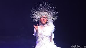 Foto: Gaya Manja Syahrini Berputar Bak Puting Beliung di Catwalk