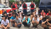 Foto: 22 Pria dan 11 perempuan diamankan polisi. Dua dari 33 orang yang diamankan polisi positif mengkonsumsi narkoba.Fotografer: Indra Komara/detikcom