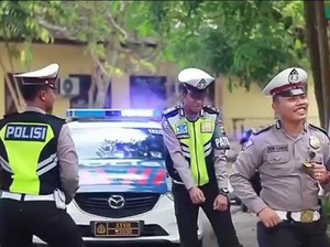 Aksi Kocak Polisi Tilang Pemotor Bandel Sambil Jaran Goyang