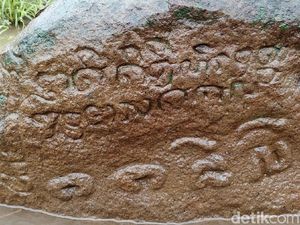 Batu Prasasti Peninggalan Kerajaan Singosari Dibiarkan Terbengkalai