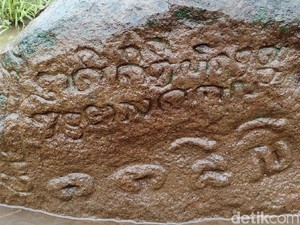 Batu Prasasti Peninggalan Kerajaan Singosari Dibiarkan Terbengkalai