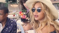 Bagaimana dengan Beyonce? Queen B rupanya meminta ayam panggang berbumbu bagian kaki, dada dan sayap. Berikut saus pedasnya. Untuk minuman soda, ia hanya minum Pepsi karena terikat kontrak dengan merek minuman ini. Foto: (beyonce/Instagram)