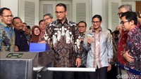 Soft launching ini dilakukan oleh Gubernur DKI Jakarta Anies Baswedan dan Wakil Gubernur DKI Jakarta Sandiaga Uno. Turut hadir pula Wakil Ketua DPRD DKI Jakarta M Taufik dan Triwisaksana (Sani), Sekda DKI Saefullah, Kadishub DKI Andri Yansah dan Dirut Transjakarta Budi Kaliwono.
