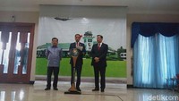 Didampingi Wapres Jusuf Kalla, dan Menko Kemaritiman Luhut Binsar Panjaitan, Jokowi menyampaikan hasil KTT OKI di Turki. Jokowi mengajak dunia mendukung kemerdekaan Palestina. (Foto: Bagus Prihantoro Nugroho/detikcom)