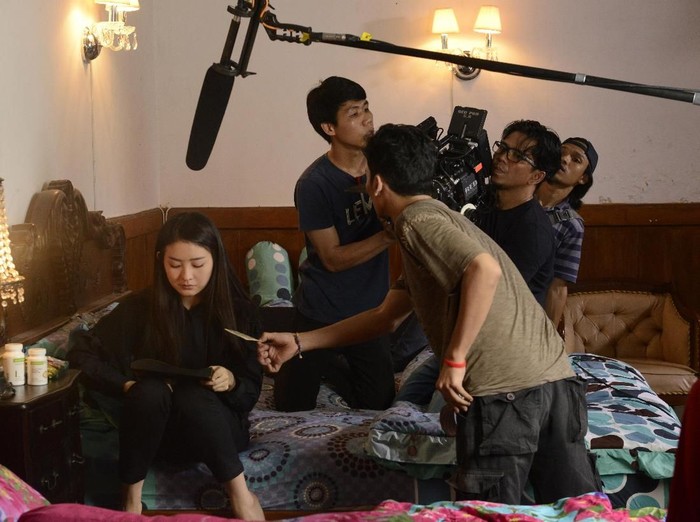 Natasha Wilona saat syuting film Nini Thowok.